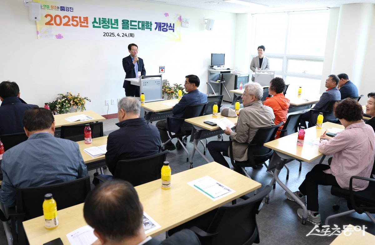 강진원 강진군수가 지난 24일 어울림센터에서 열린 ‘2025년 신청년 욜드대학’ 개강식에서 기념사를 하고 있는 모습. 사진제공=강진군
