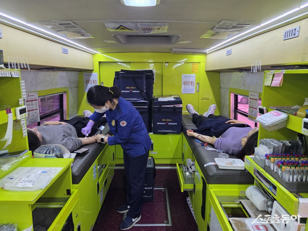 영천시청 직원들이 헌혈하고 있다. 사진제공 ㅣ 영천시