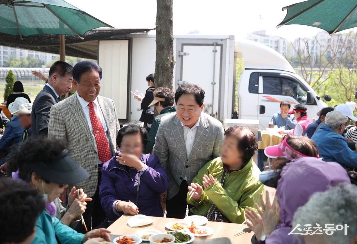 주광덕 시장이 25일 진접읍 장현공원에서 봄맞이 버스킹 공연에서 주민들에게 인사하고 있다.  사진제공ㅣ남양주시