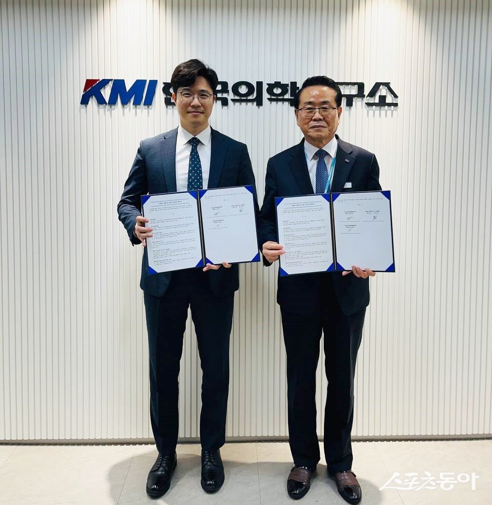 ㈔하늘문화세계평화광복이 4월 회원 대상, 최상의 진료서비스를 제공하기 위해 (재)한국의학연구소와 건강검진 협약을 체결한 가운데 HWPL 강태호 사무총장(왼쪽)과 KMI 수원센터 김상묵 센터장이 협약 후 기념촬영을 하고 있다, (사진제공=HWPL)