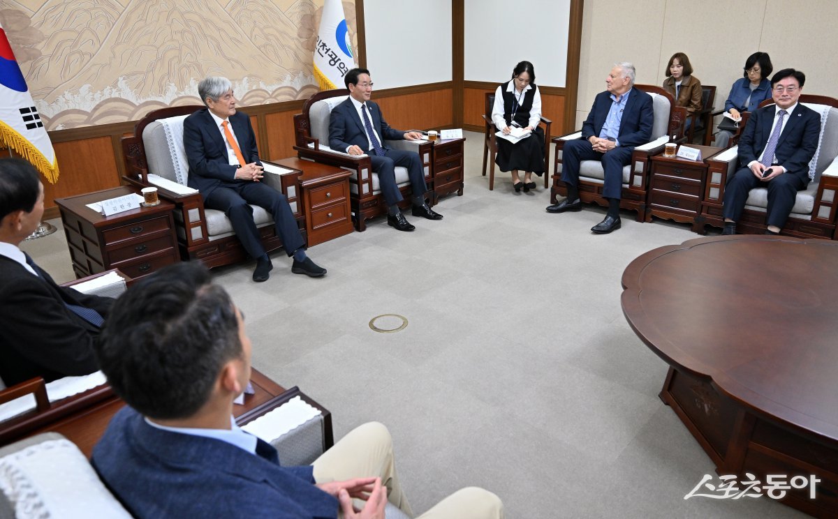 인천광역시(시장 유정복)는 지난 23일 오후 시청에서 유정복 시장이 차병원 및 세계적인 줄기세포 연구기관인 미국 존스홉킨스 대학병원 임원진과 만나 전략적 협력 방안을 논의했다. 사진제공|인천시