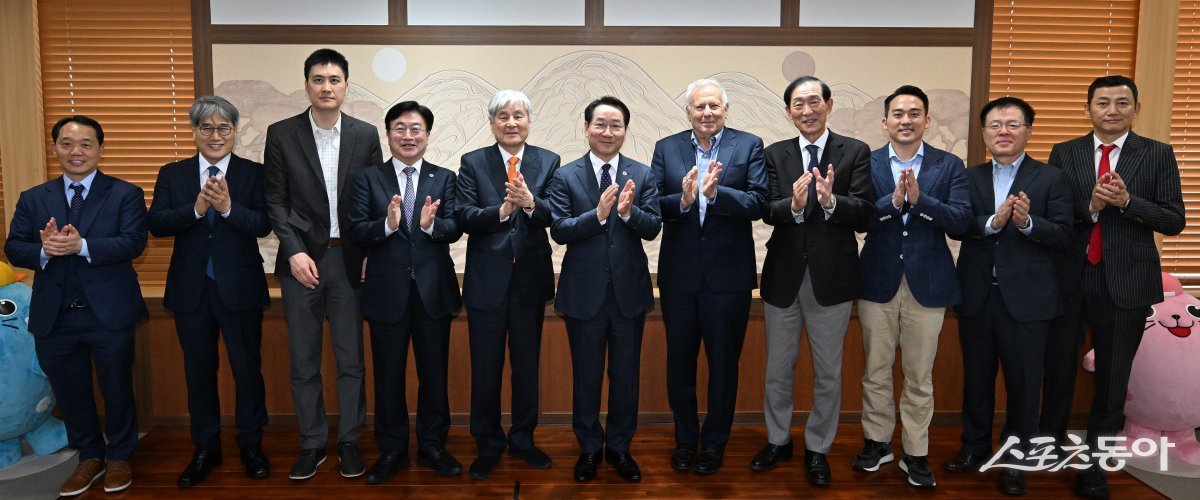 유정복 인천광역시장이 지난 23일 시청 대접견실에서 김한중 차 의과대학교 이사장(왼쪽 다섯번째), 찰스 위너(Charles Wiener)) 존스홉킨스 대학교 국제의료 총장(왼쪽 일곱번째)을 접견하고 참석자들과 기념촬영을 하고 있다. 사진제공|인천시
