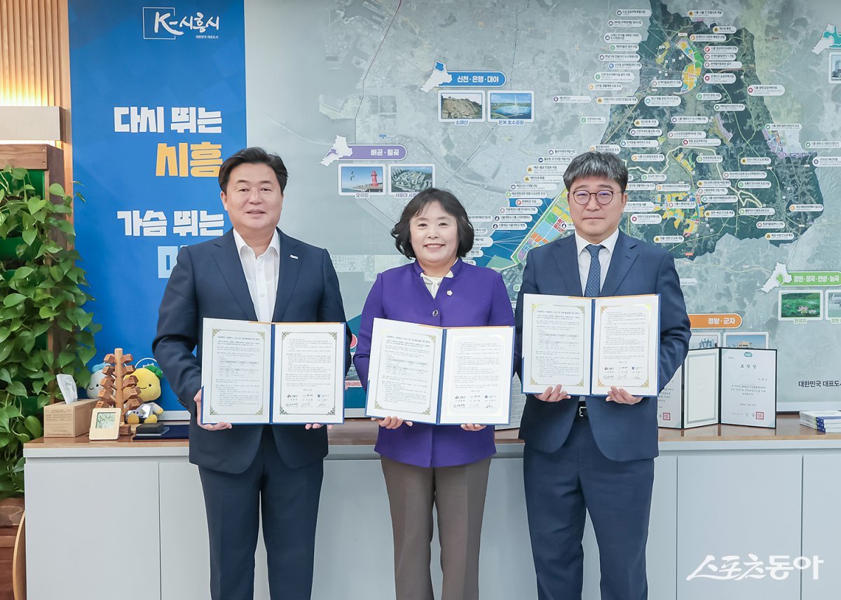 서울대 시흥캠퍼스 시설 이용 활성화 협약에 함께한 (왼쪽부터)임병택 시흥시장, 오인열 시흥시의회 의장, 신영기 서울대 시흥캠퍼스 본부장. 사진제공|시흥시