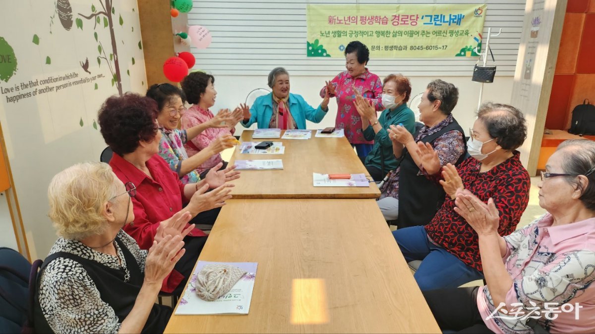 아크로타워 경로당 어르신들이 그린나래 평생학습교육을 받고 있다. 사진제공|안양시