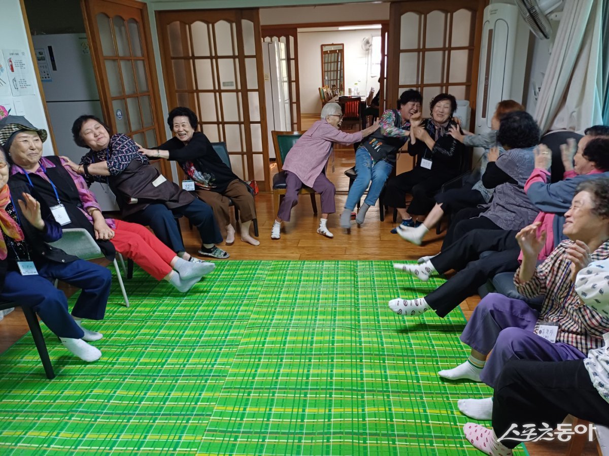삼성산 경로당 어르신들이 그린나래 평생학습교육을 받고 있다. 사진제공|안양시