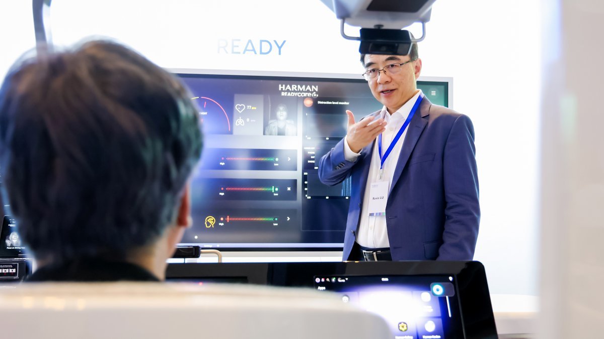 ‘레디 케어’는 운전자의 시선, 눈 깜빡임, 머리 위치 등을 분석하고 비접촉 센서를 통해 심박수, 호흡수 등 생체 신호를 측정해 운전자의 스트레스나 피로도를 판단하고 맞춤형 개입을 제공한다. 사진제공 ｜하만