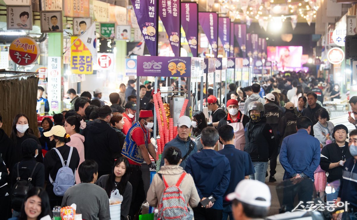 구미 달달한 낭만야시장에 몰린 방문객들. 사진제공ㅣ구미시