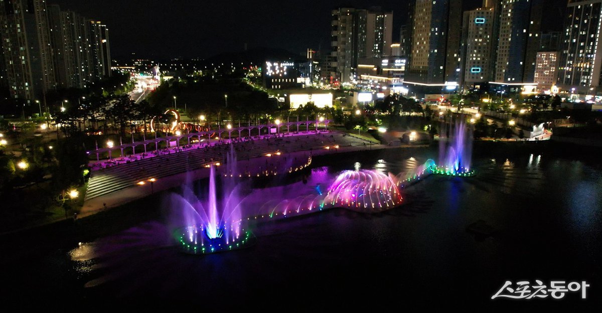 인천 서구의 대표적인 야간 명소인 청라호수공원 음악분수 전경. 사진제공|인천경제청