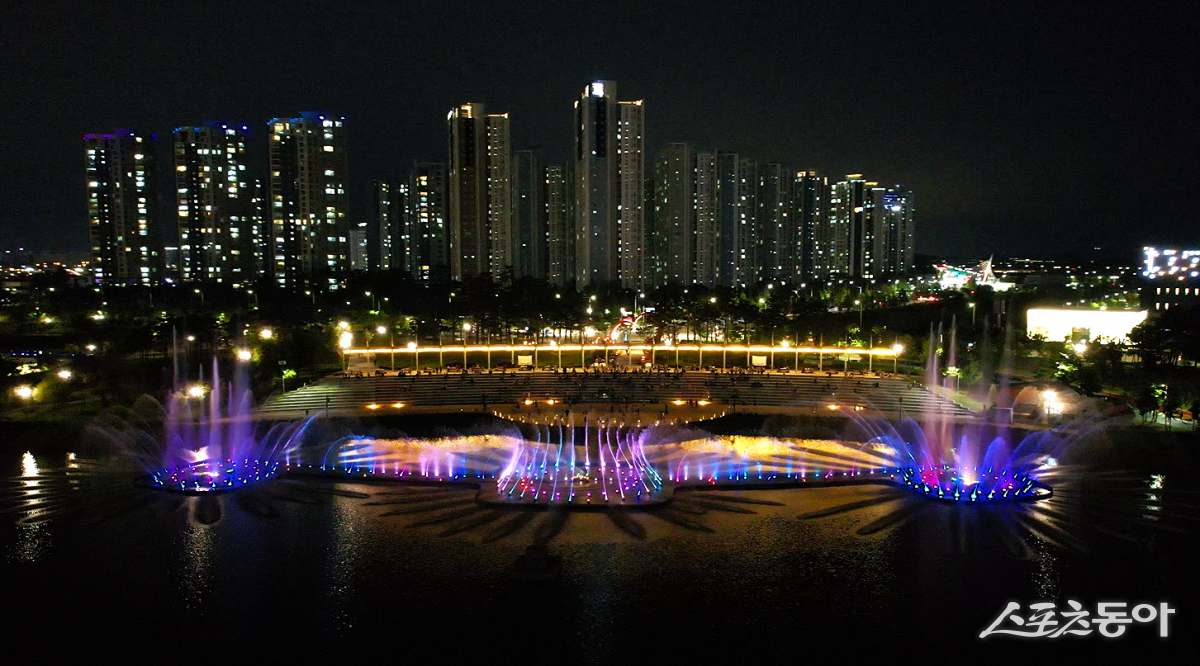 인천 서구의 대표적인 야간 명소인 청라호수공원 음악분수 전경. 사진제공|인천경제청