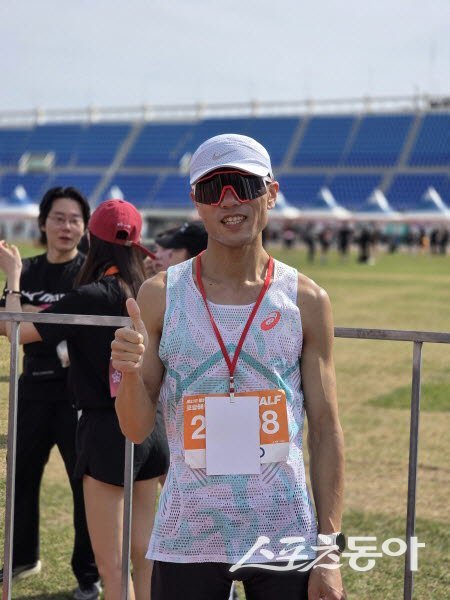 제23회 통일기원 포항해변마라톤대회 남자 부문 하프코스에서 우승을 차지한 박현준 씨 모습. 사진|이상호 기자