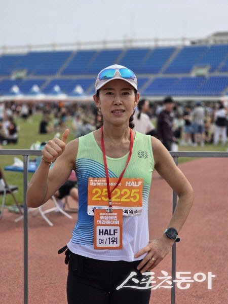 제23회 통일기원 포항해변마라톤대회 여자 부문 하프코스에서 우승을 차지한 정순연 씨. 사진|이상호 기자