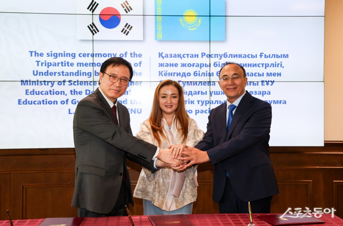 임태희 경기도교육감이 4월 26일(현지시간) 카자흐스탄 아스타나시에 있는 유라시아국립대에서 카자흐스탄 과학고등교육부, 유라시아국립대학교와 업무협약(MOU)을 체결한 뒤 기념촬영을 하고 있다. 사진제공|경기도교육청