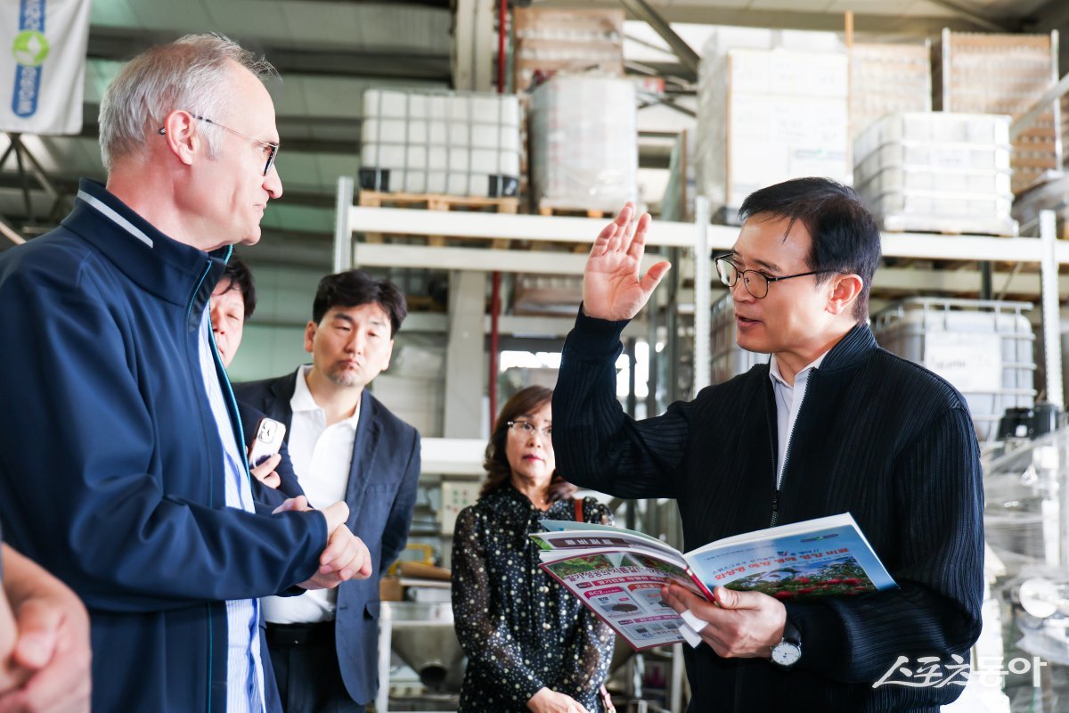 임태희 경기도교육감이 4월 25일(현지시간) 카자흐스탄 아스타나시에 위치한 기업(스위스 그로우·메탈포머)을 방문해 주요 관계자들로부터 사업 현황에 대한 설명을 듣고 있다. 사진제공|경기도교육청