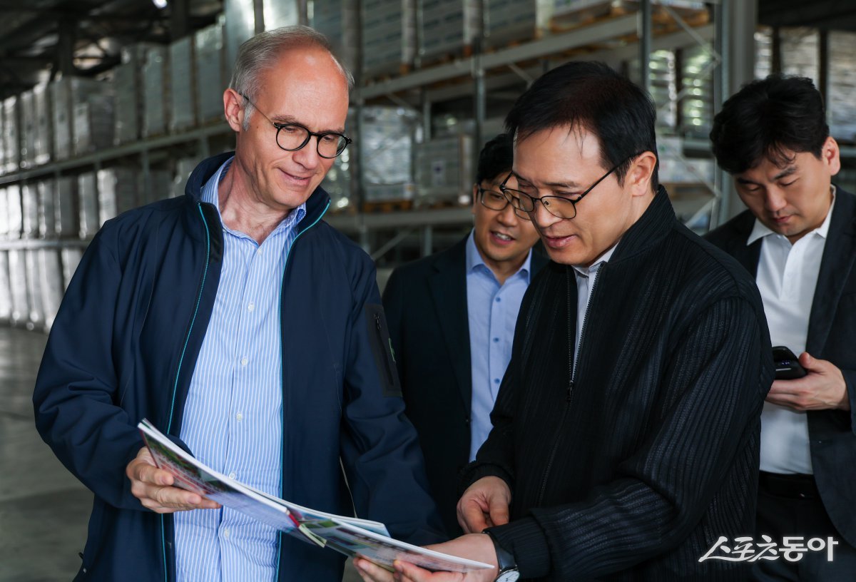 임태희 경기도교육감이 4월 25일(현지시간) 카자흐스탄 아스타나시에 위치한 기업(스위스 그로우·메탈포머)을 방문해 주요 관계자들로부터 사업 현황에 대한 설명을 듣고 있다. 사진제공|경기도교육청