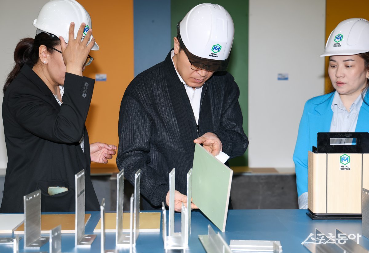 임태희 경기도교육감이 4월 25일(현지시간) 카자흐스탄 아스타나시에 위치한 기업(스위스 그로우·메탈포머)을 방문해 주요 관계자들로부터 사업 현황에 대한 설명을 듣고 있다. 사진제공|경기도교육청