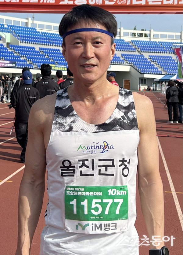 제23회 통일기원 포항해변마라톤대회 남자 10km 부문에 우승한 장성연 씨. 사진ㅣ정다원 기자