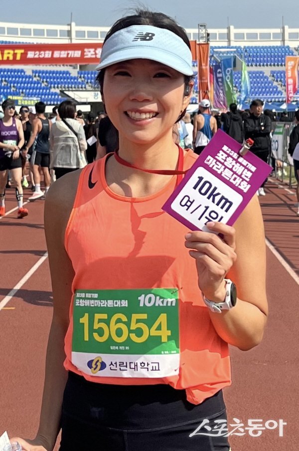 제23회 통일기원 포항해변마라톤대회 여자 10km 부문에서 우승한 임은혜 씨. 사진ㅣ정다원 기자