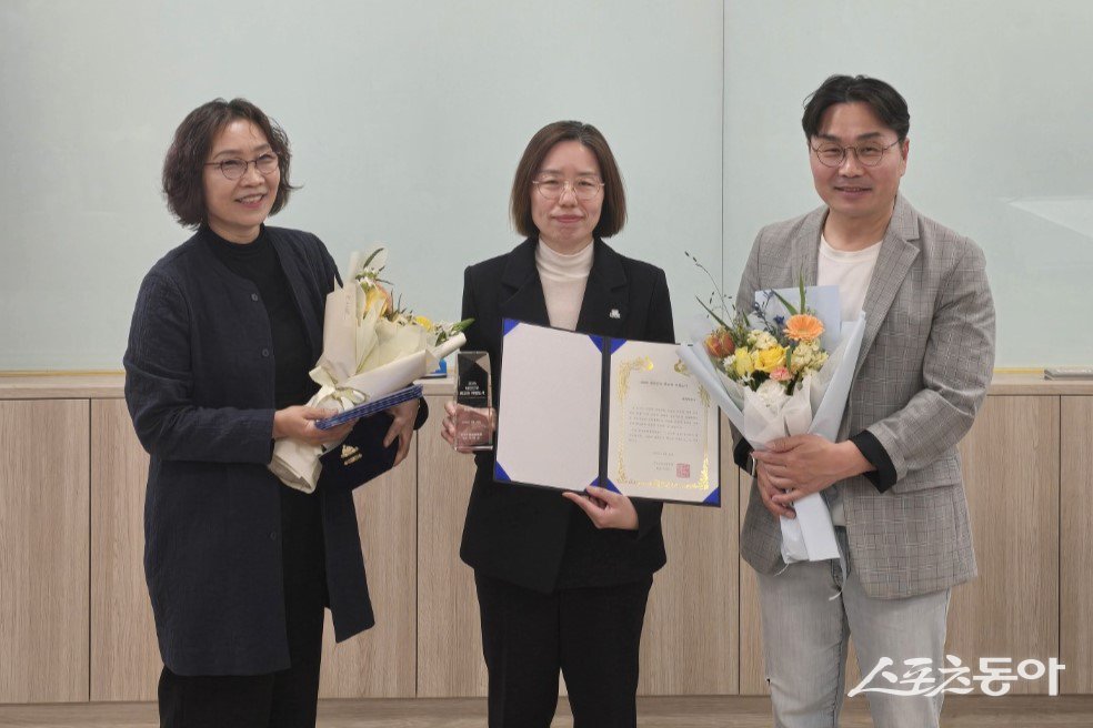 지난 26일 화성특례시가 한국유통경영학회로부터 대한민국 최고 여행도시로 선정된 후 기념촬영하고 있다(가운데 박미랑 문화교육국장, 오른쪽 박주덕 관광진흥과장). 사진제공|화성시