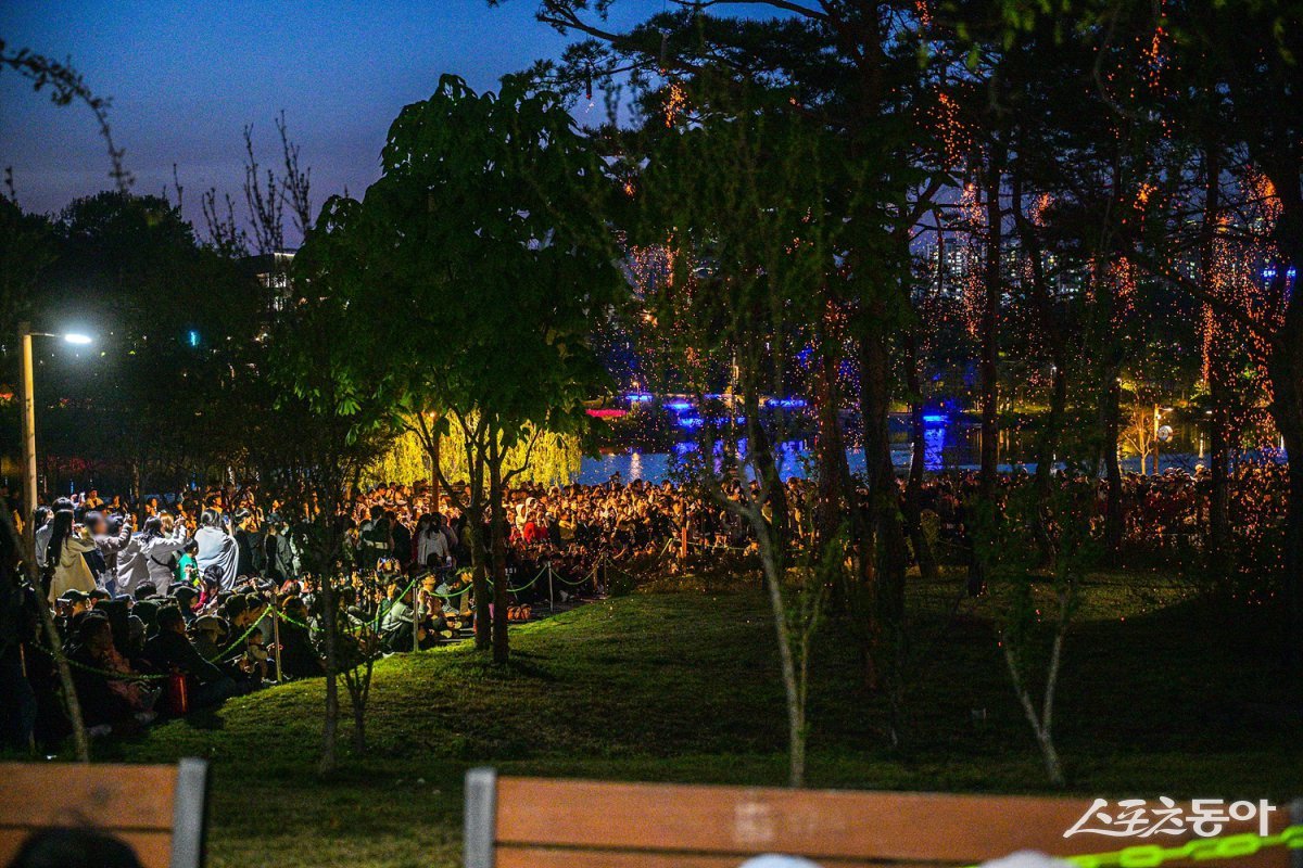 지난 26일 세종중앙·호수공원 일원에서 펼쳐진 ‘2025 세종낙화축제’ 전경. 사진제공|세종시