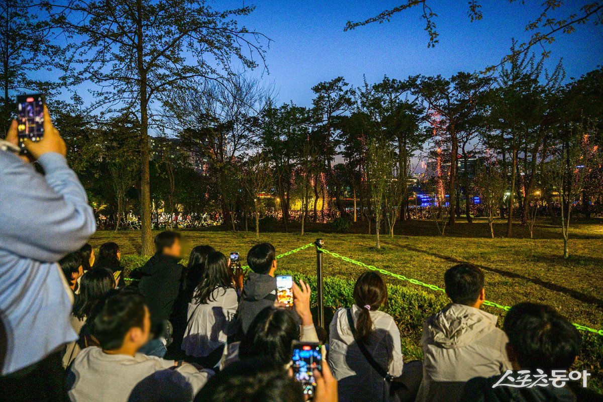 지난 26일 세종중앙·호수공원 일원에서 펼쳐진 ‘2025 세종낙화축제’ 전경. 사진제공|세종시