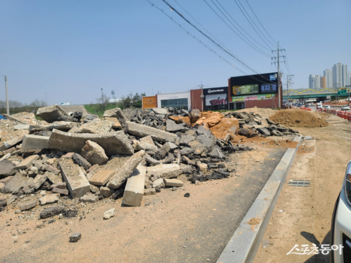 공사 현장 주변 농지에는 상당 기간 동안 건축폐기물이 제대로 된 조치 없이 방치돼 있는 것으로 확인됐다. 사진|장관섭 기자
