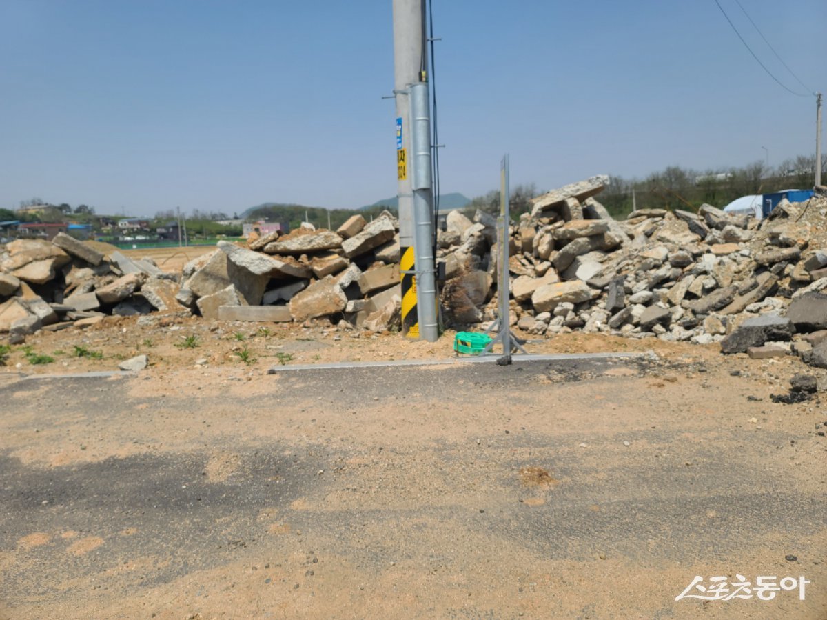 공사 현장 주변 농지에는 상당 기간 동안 건축폐기물이 제대로 된 조치 없이 방치돼 있는 것으로 확인됐다. 사진|장관섭 기자