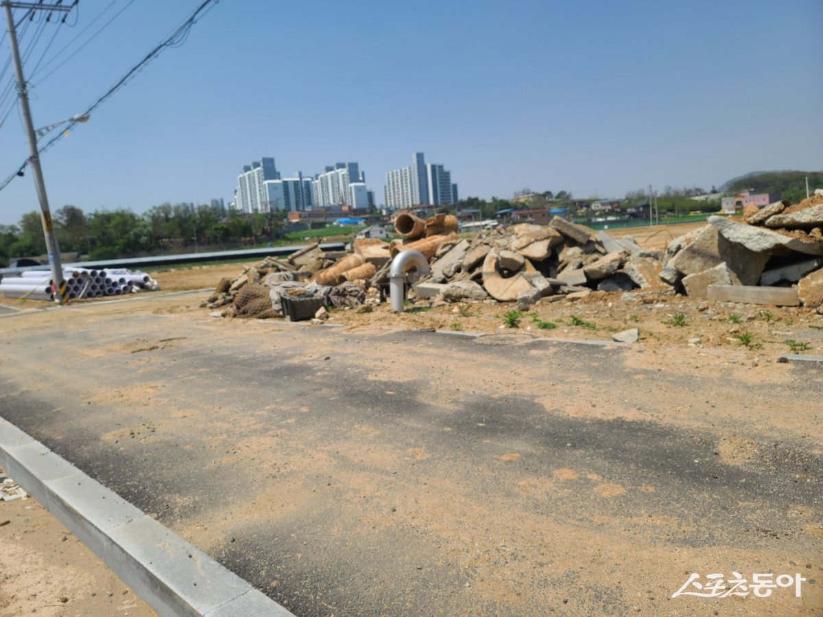 공사 현장 주변 농지에는 상당 기간 동안 건축폐기물이 제대로 된 조치 없이 방치돼 있는 것으로 확인됐다. 사진|장관섭 기자