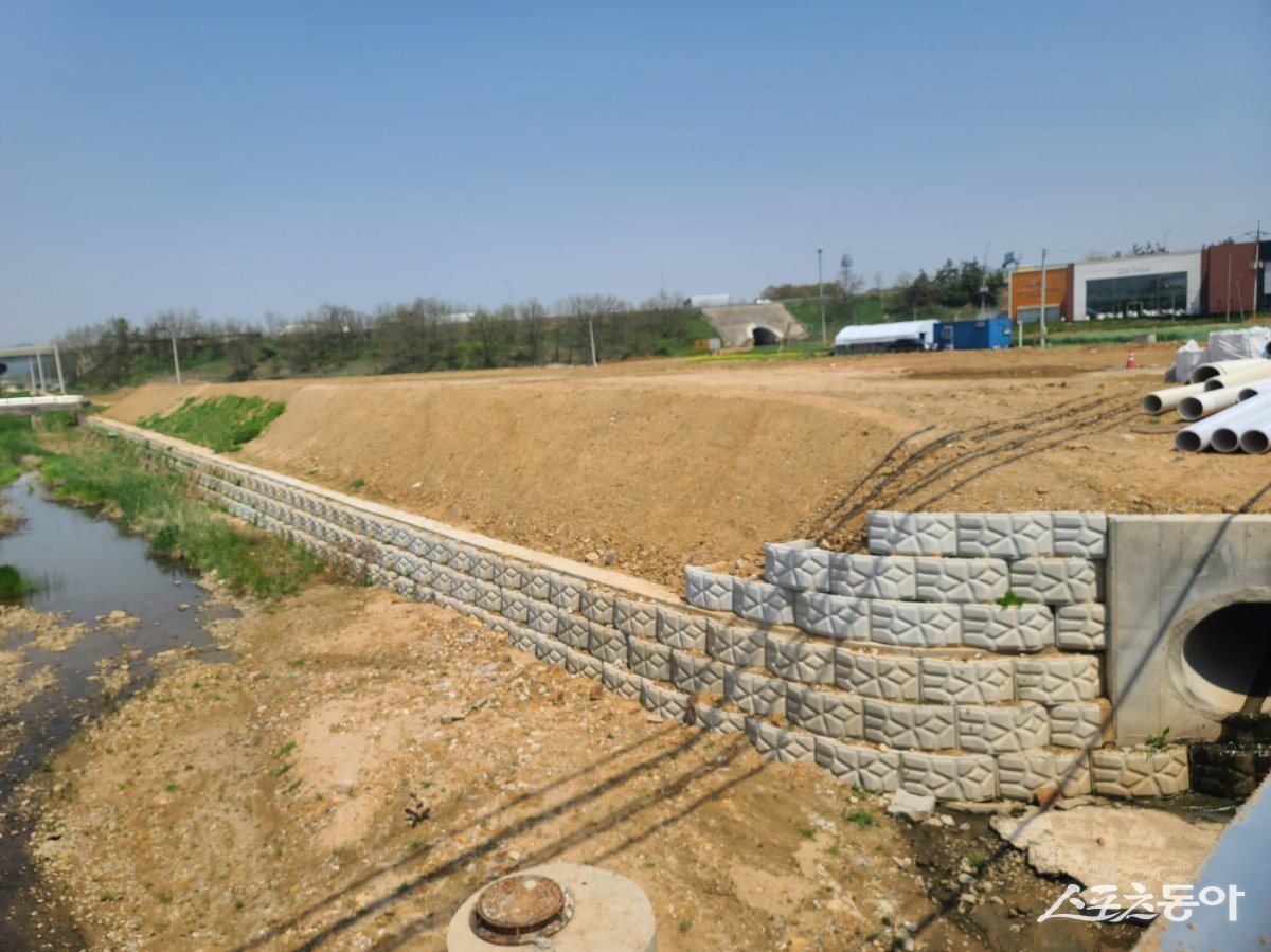 공사 현장 인근 하천 주변에서는 불법적인 매립 흔적이 발견됐다. 심지어 주변 농지를 약 3m 이상이나 무단으로 매립했다는 심각한 의혹까지 불거지고 있다. 사진|장관섭 기자