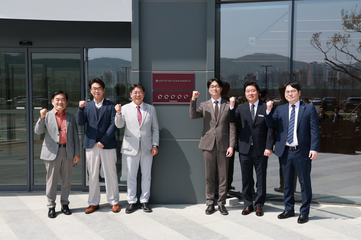 롯데호텔앤리조트 김해 가족호텔 5성 현판식             사진제공｜롯데호텔앤리조트