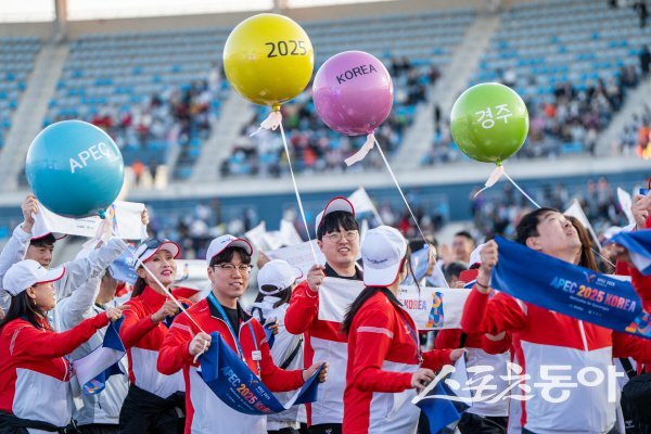 경북선수단이 지난 25일 목포종합경기장에서 진행된 2025 전국생활체육대축전 개회식에서 ‘APEC 2025 KOREA 경주’ 퍼포먼스를 하고 있다. 사진제공 ㅣ 경북체육회