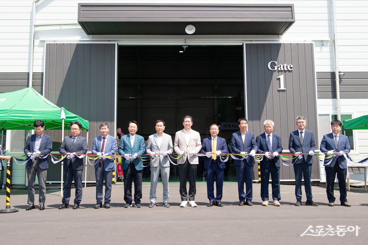 지난 25일 ㈜그린텍 구미 고아제2농공단지 신축공장 준공식에 참석한 내빈들이 테이프커팅을 하고 있다. 가운데가 김장호 구미시장. 사진제공ㅣ구미시