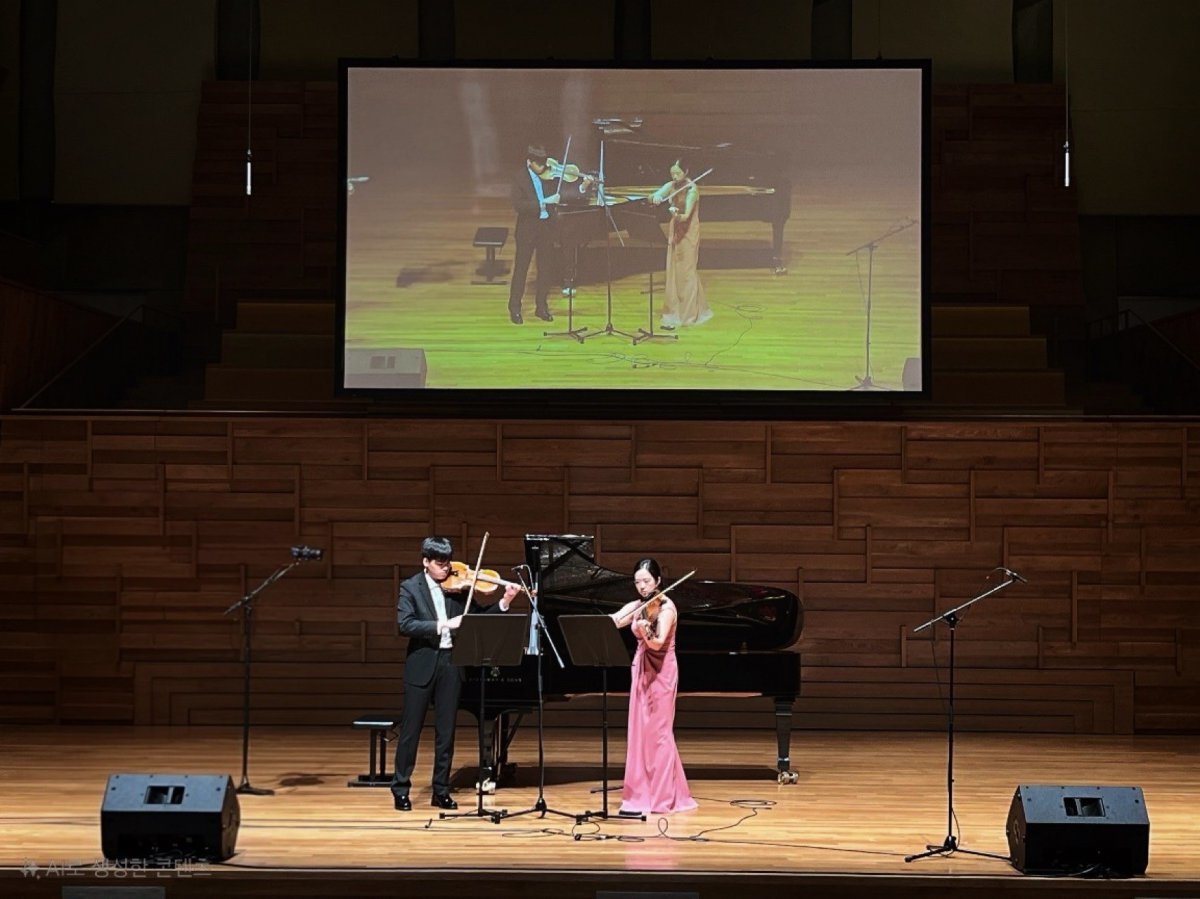 전현수(왼쪽), 전혜성 듀오의 연주 무대.        뷰티플마인드 제공