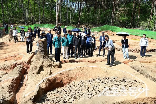 고령군 관계자들이 합가리 토기가마유적 학술발굴조사를 확인하고 있다. 사진제공ㅣ고령군