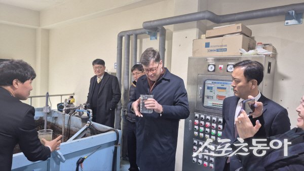 지난달 7일 리카르다스 슐레파비치우스 주한 리투아니아 대사가 경주시 맑은물사업본부 생활하수과를 방문해 하수처리 공정을 견학하고 있다. 사진제공 ㅣ 경주시