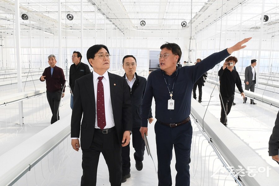 박용철 군수는 로컬 팜 빌리지 조성 공사 사업현장을 시찰하고 있다. 사진제공｜강화군청