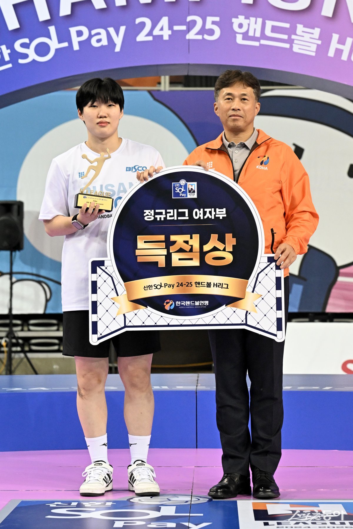 득점왕, 베스트7(RB), 베스트에너지상 등 3관왕을 차지한 이혜원(사진좌측)선수. (사진제공-한국핸드볼연맹)