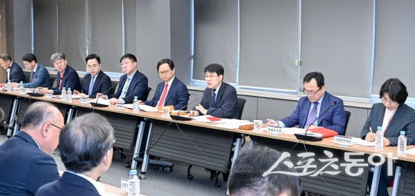 김정기 대구시장 권한대행이 간부회의에서 현안사항을 적극적으로 챙길 것을 당부하고 있다. 사진제공 ㅣ 대구시