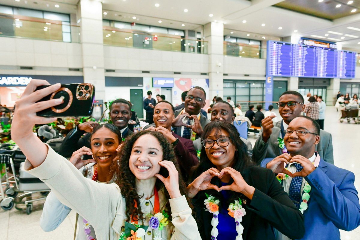82차 해외성도방문단으로 방한한 미국, 캐나다, 멕시코 등지 하나님의 교회 신자들이 인천국제공항으로 입국했다. 한국 신자들이 걸어준 사탕목걸이를 하고 사진을 찍고 있다.     하나님의교회 세계복음선교협회 제공