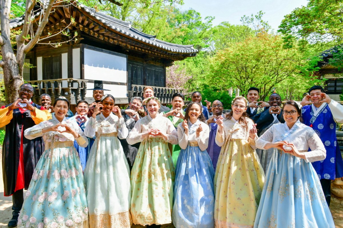 하나님의 교회 82차 해외성도방문단이 경기 용인 한국민속촌에서 조선시대 생활상을 체험했다. 다채로운 색깔의 한복을 입은 외국인들이 환한 미소로 추억을 남기고 있다.
