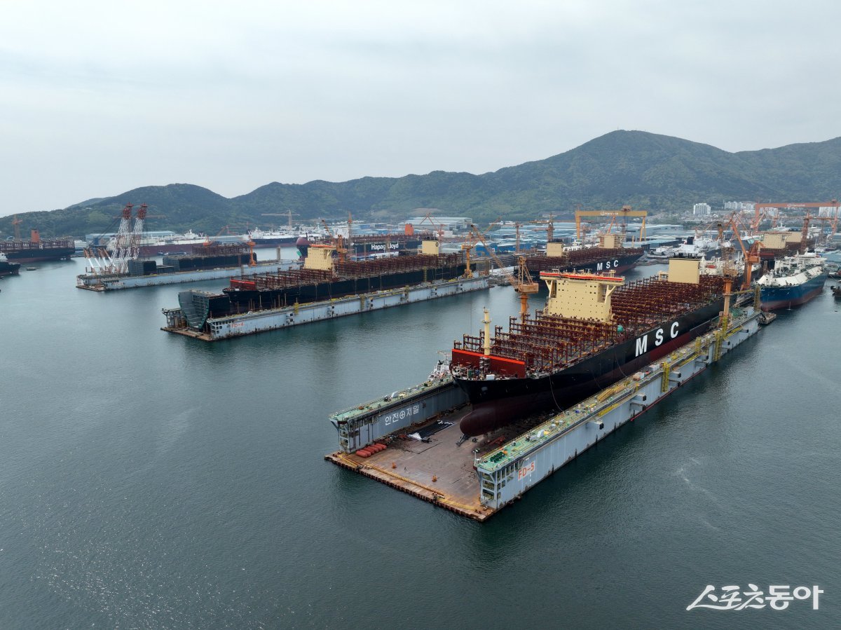 한화오션 부유식 도크에서 건조되고 있는 선박 전경. 사진제공 ｜한화오션