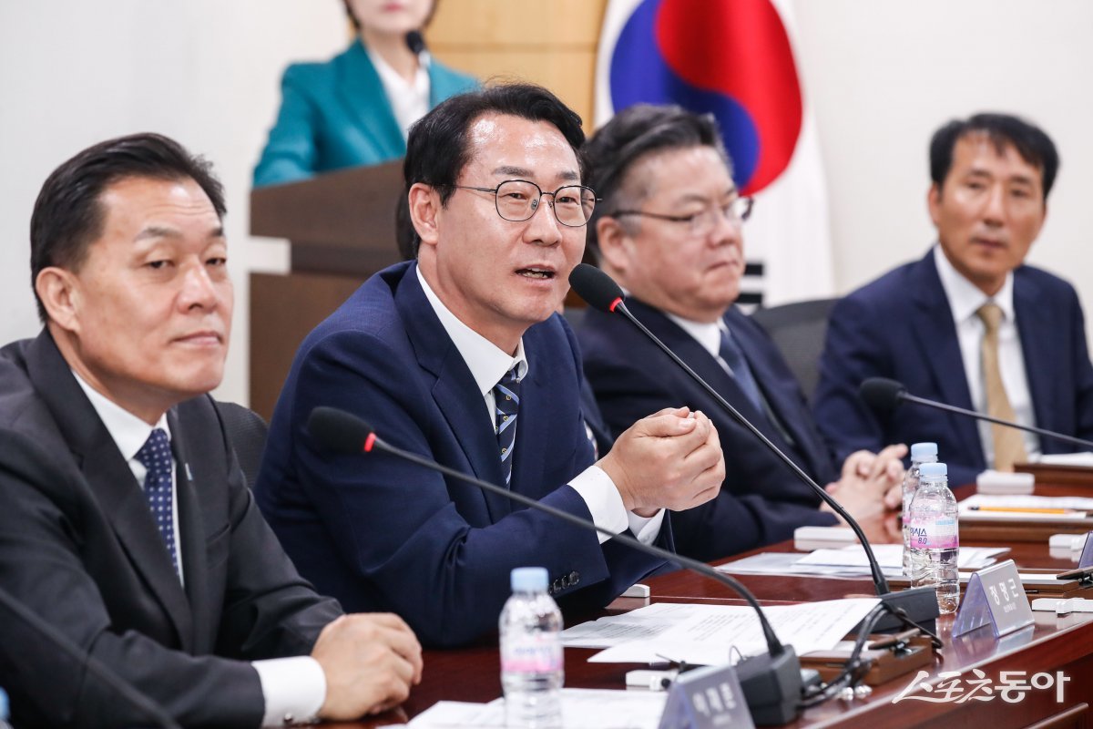 정명근 화성특례시장(왼쪽 두 번째)이 지난 28일 국회 의원회관에서 열린 ‘특례시-인구감소지역 상생협력 협약식’에서 발언하고 있다. 사진제공|화성시