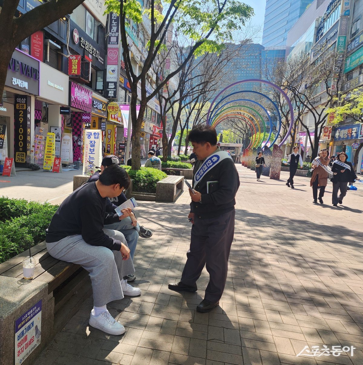 안양시 동안구 관계자가 시민들에게 전세계약 유의사항을 홍보하고 있다. 사진제공|안양시