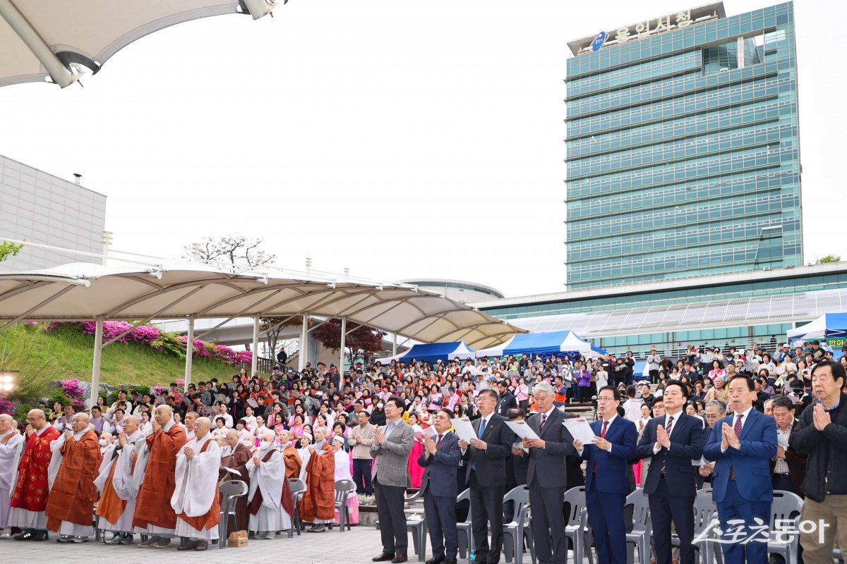지난 27일 오후 용인특례시청 야외음악당에서 ‘불기 2569년 부처님 오신 날’을 기념해 ‘용인시민 연등축제·봉축법요식’이 열렸다. 사진제공｜용인시
