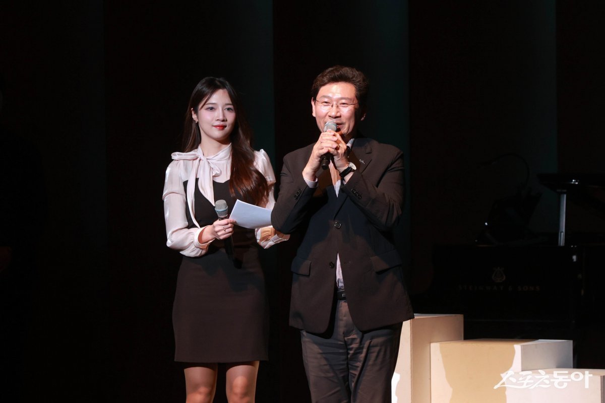 이상일 용인특례시장은 지난 26일 용인포은아트홀에서 열린 ‘용인시립소년소녀합창단 제45회 정기연주회’에 참석해 합창단의 무대를 축하하고 시민들과 함께 공연을 관람했다. 사진제공|용인시