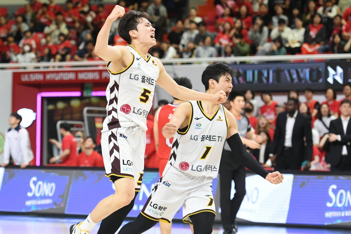 양준석(왼쪽)과 유기상은 LG 전력의 핵이다. 이들은 “LG에 있을 때 꼭 챔피언결정전을 제패해보자”고 약속했다. 4강 PO에서도 이들의 맹활약 덕분에 LG의 챔피언결정전 진출이 가능했다. 사진제공|KBL