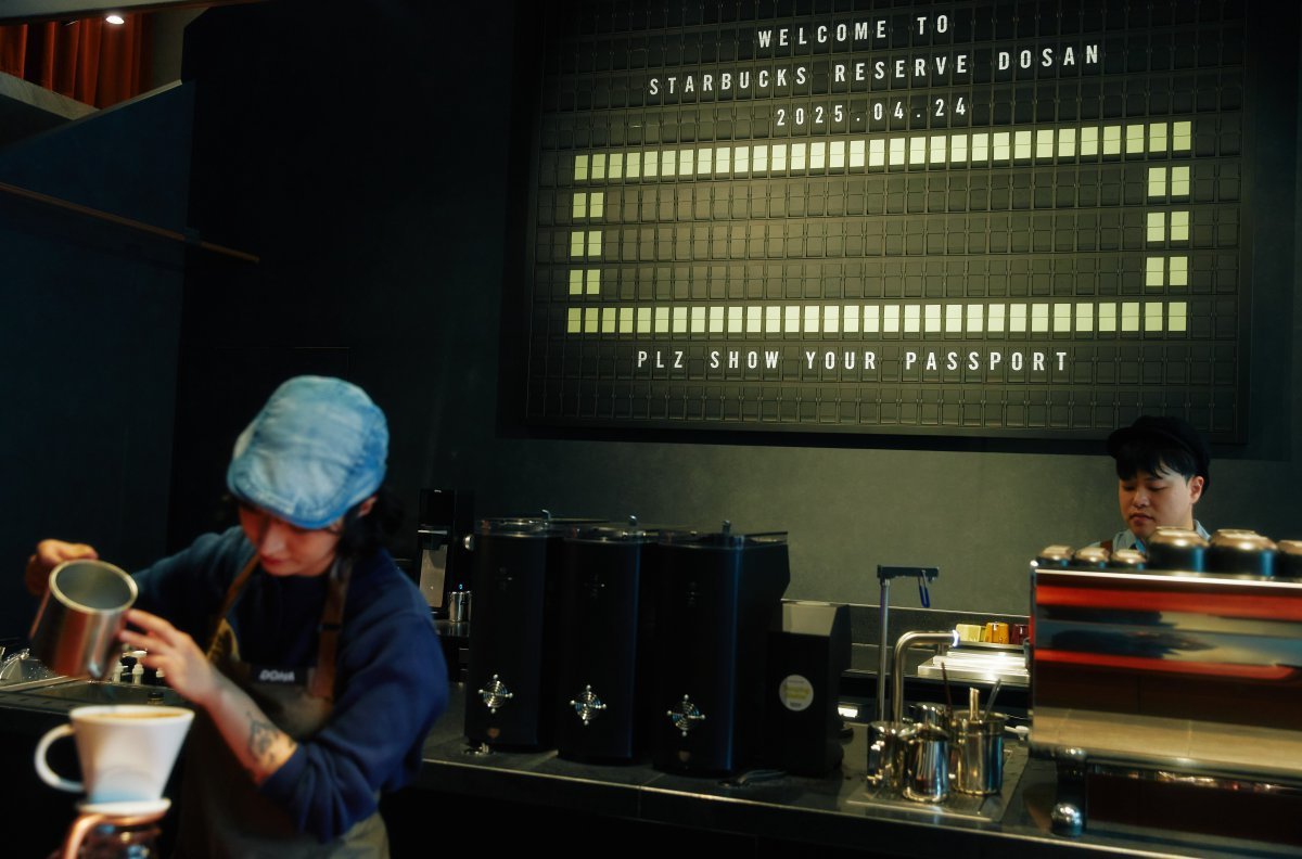 국내 매장 최초로 설치한 ‘플리커 보드’. 사진제공｜스타벅스