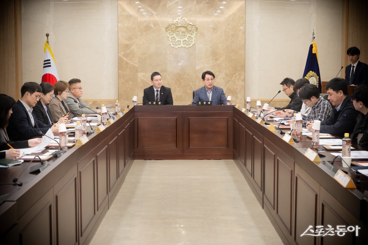 조성대 의장과 이진환 위원장(오른쪽부터)이 28일 남양주시의회 소회의실에서 공동주택 월패드 해킹 피해 예방을 위한 지능형 홈네트워크 관련 기관 간담회를 하고 있다. 사진제공ㅣ남양주시의회