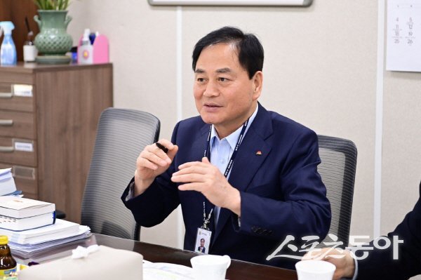 배낙호 김천시장이 보건복지부를 방문해 김천시 현안 사항에 대해 설명하고 정부 차원의 지원을 적극적으로 요청하고 있다. 사진제공 ㅣ 김천시