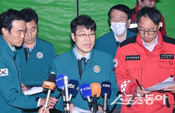 김정기 대구시장 권한대행이 함지산 산불 현장에서 진화에 대한 브리핑을 하고 있다. 사진제공 ㅣ 대구시