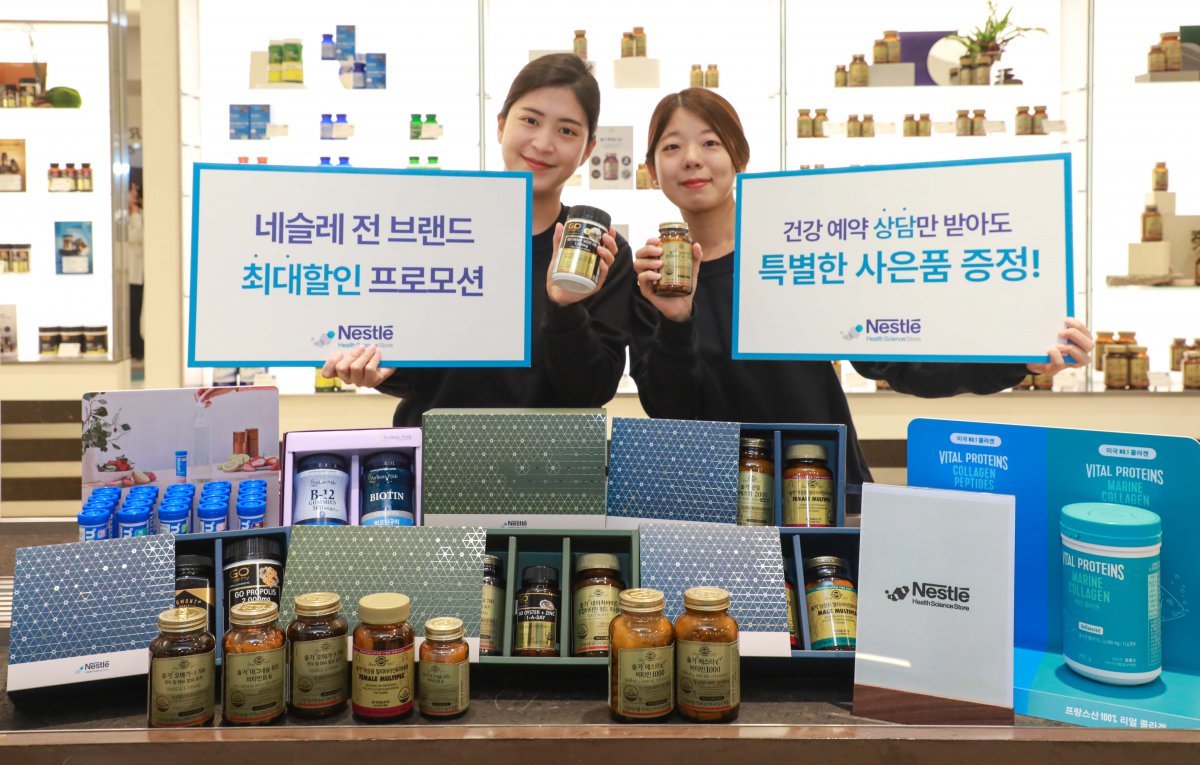 현대백화점 목동점 ‘네슬레 헬스사이언스’ 매장에서 ‘아누라 매직미러’를 체험하고 있는 고객(위)과 제품 및 이벤트를 소개하고 있는 직원들. 사진제공｜현대백화점그룹